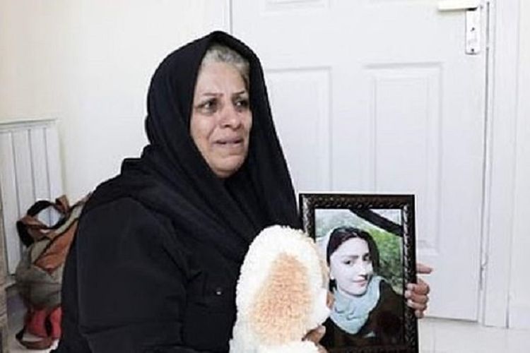 Ibu dari gadis cantik bernama Fatemeh Ghozat yang menjadi korban pembunuhan dengan cara dilempar dari apartemen lantai 11 oleh pamannya bernama Mojtaba Nambar.