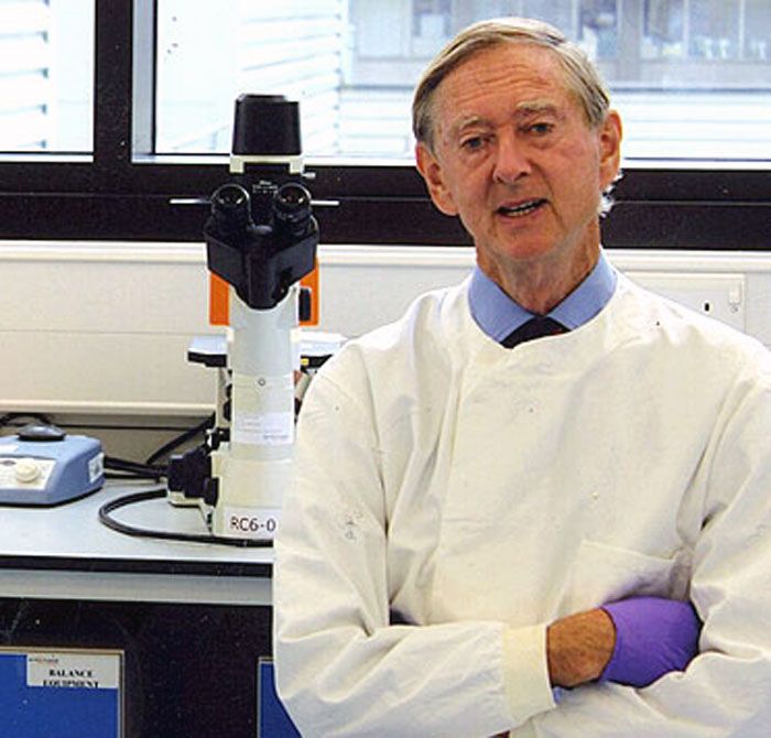 Prof. John Oxford, salah satu penulis buku Human Virology.