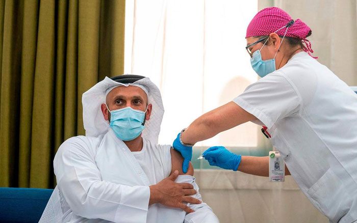 Sheikh Abdullah bin Mohammed Al Hamed, Kepala Departemen Kesehatan Abu Dhabi, menerima vaksin selama uji klinis untuk fase ketiga. (Foto: The National)