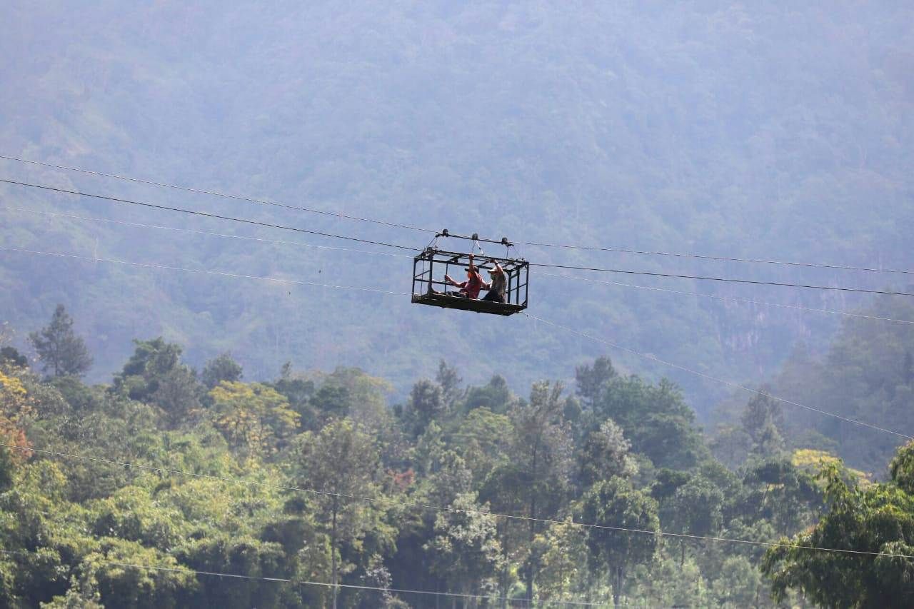 Kirim daging menggunakan gondola ke wilayah terpencil.*