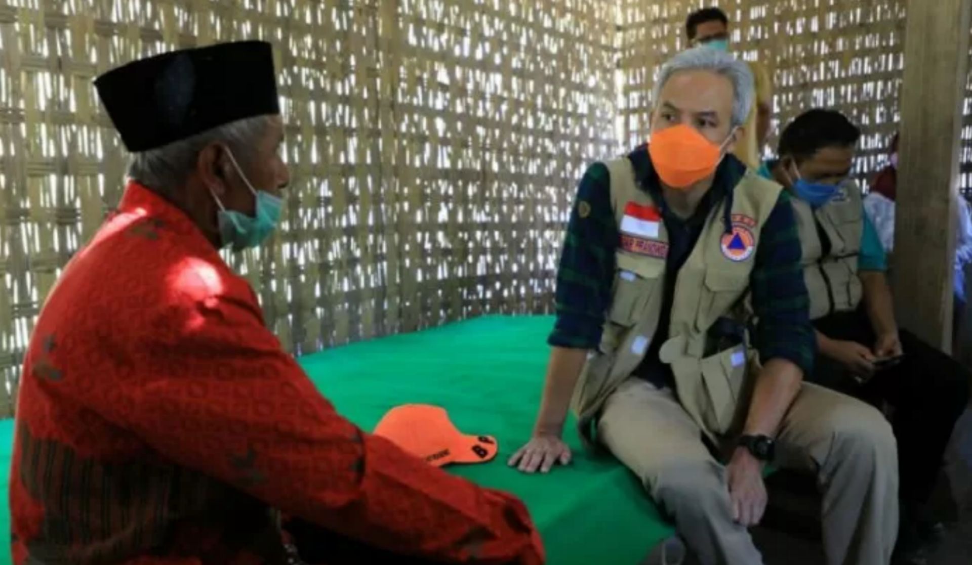 Gubernur Jawa Tengah Ganjar Pranowo mendatangi warga di dusun terpencil di lereng Gunung Merapi. Antara