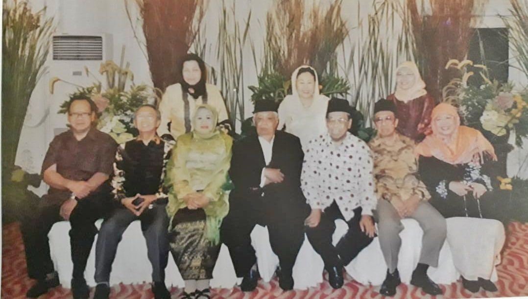 Gus Im (duduk paling kiri) bersama saudara - saudaranya