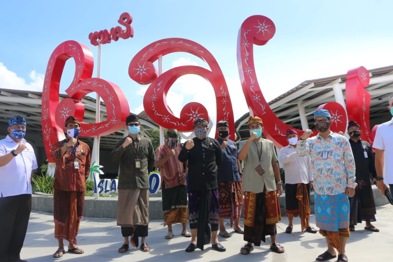 Wagub Bali Cek Ace menyambut kedatangan Wisatawan Nusantara di bandara I Gusti Ngurah Rai  menandai pembukaan Pariwisata bali Untuk wisatawan Nusantara