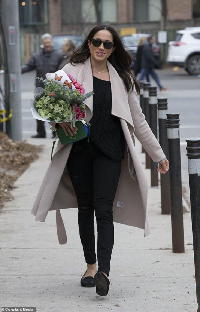Meghan dianggap mengumbar senyum pada fotografer selain mengenakan kalung dengan kode hubungannya dengan Pangeran Harry.