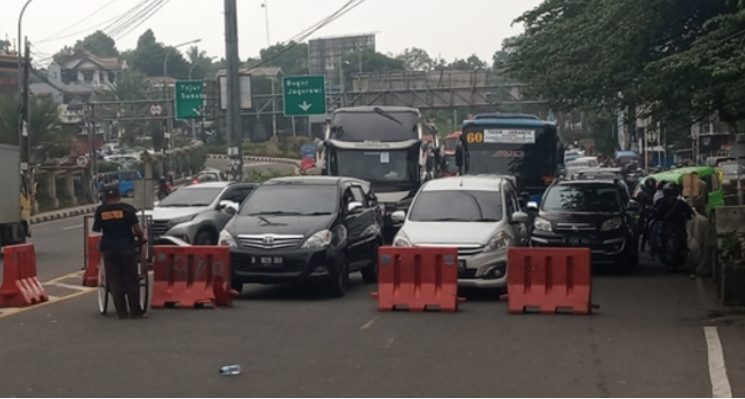 Sistem One Way dengan cara pemenggalan arus kendaraan di Simpang Gadog, Puncak, Bogor