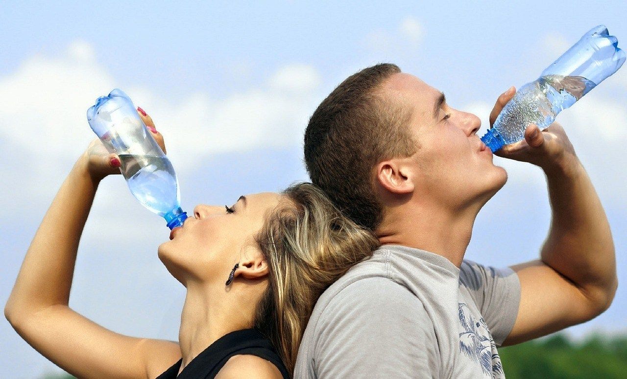 minum air putih secara teratur dapat meningkatkan daya tahan tubuh.*/