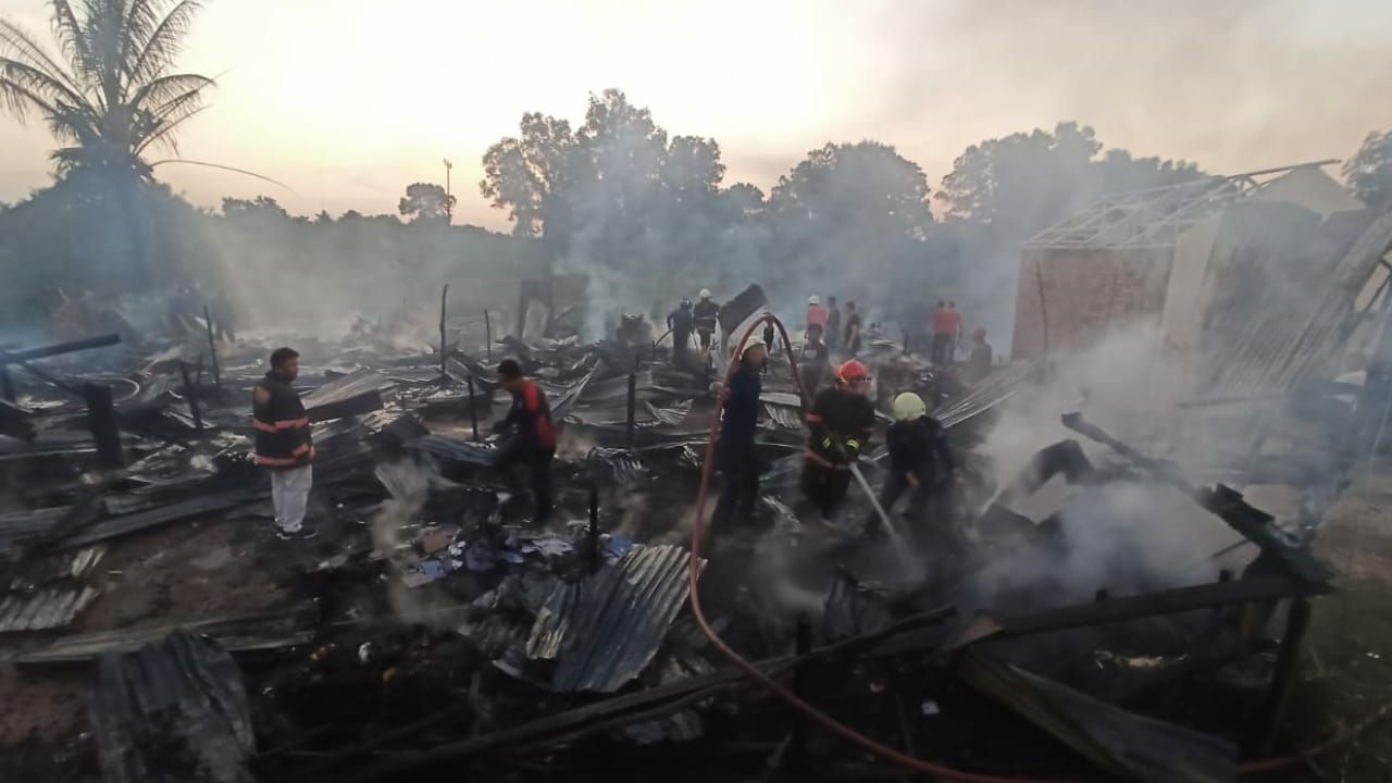 Sisa puing bangunan permukiman warga yang terbakar di RT 11 RW 03, Kelurahan 8 Ulu, Kecamatan Jakabaring, Minggu 2 Agustus 2020 petang.