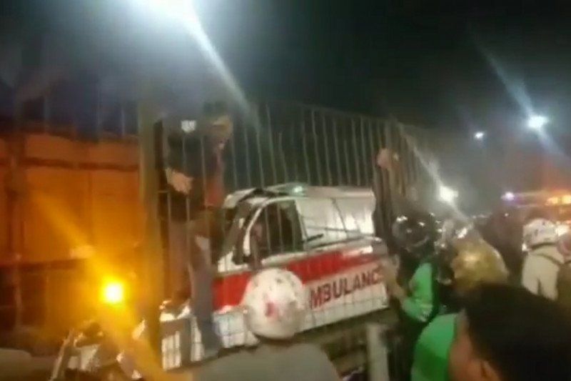 Tabrakan: Kecelakaan melibatkan ambulans dan truk tronton di tol Kebon Jeruk, Jakarta Barat.