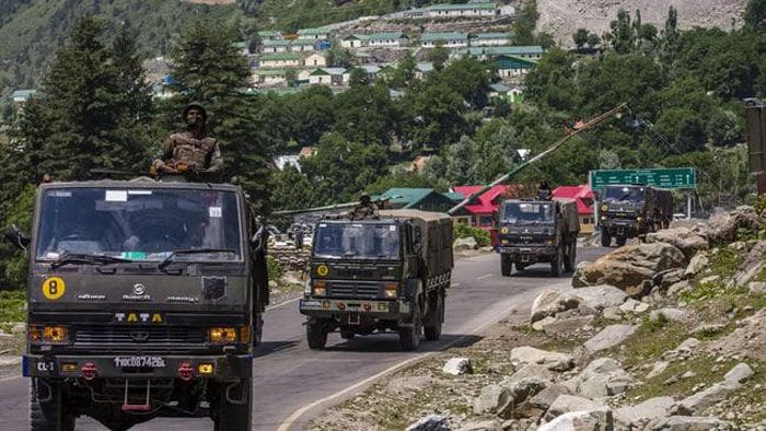 Konvoi tentara India berkendara menuju Leh, di jalan raya yang berbatasan dengan Cina, pada 19 Juni 2020 di Gagangir, India. (Foto: Getty Images)