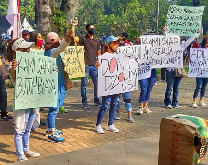 Sejumlah pekerja hiburan malam melakukan aksi unjuk rasa di Balai Kota Bandung, Jln. Wastukancana, Senin, 3 Agustus 2020. (istimewa/netizen/akhyad)