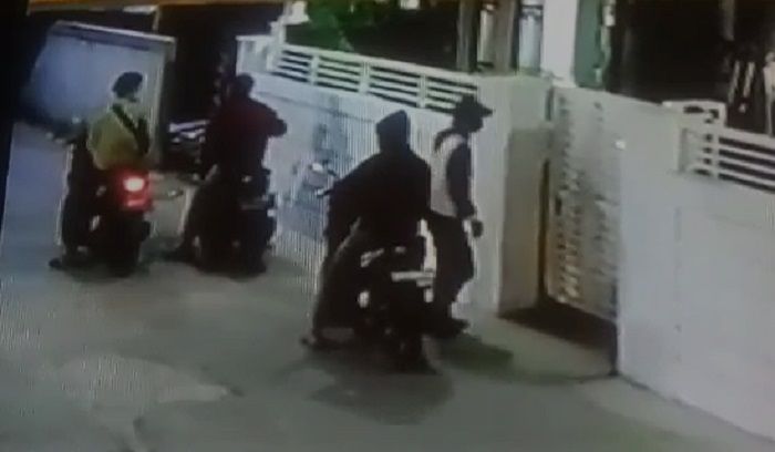 Aksi 4 remaja mencuri sepeda motor Honda Bear di Jalan Hidup Baru, Serua, Ciputat, Tangerang Selatan (Tangsel) terekam kamera CCTV, Sabtu 1 Agustus 2020.