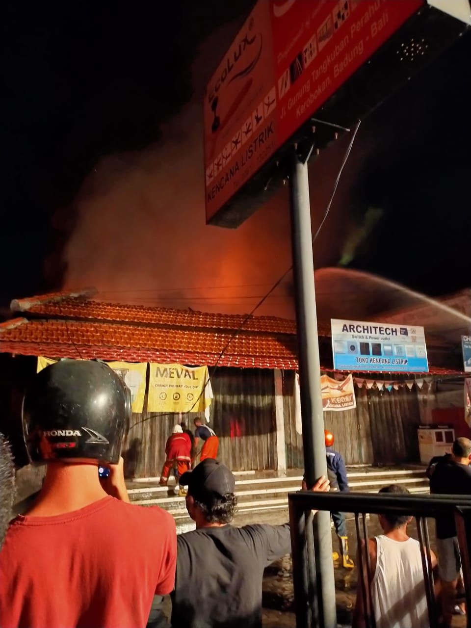 saat proses pemadaman api yang sedang melahap toko Kencana
