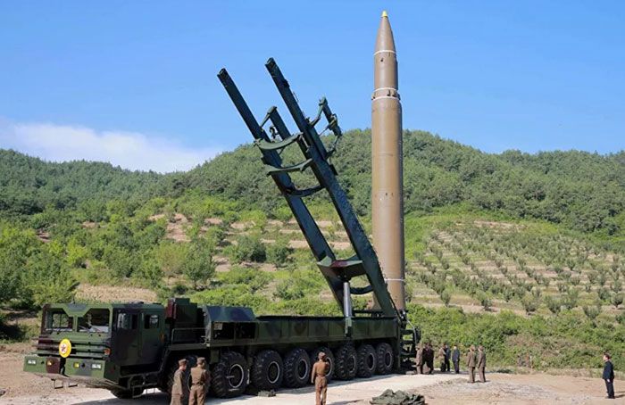 Rudal balistik antarbenua Hwasong-14 terlihat dalam foto tak bertanggal ini yang dirilis oleh Kantor Berita Pusat Korea (KCNA) Korea Utara di Pyongyang 5 Juli 2017.