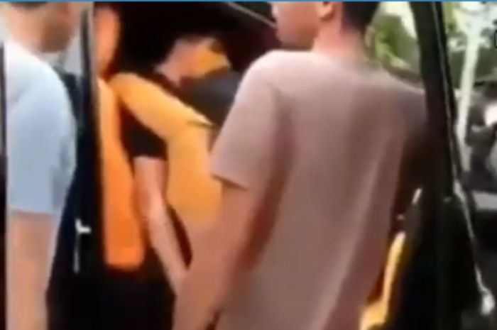 Anggota DPR digerebek istri di dalam mobil tengah bersama pelakor.