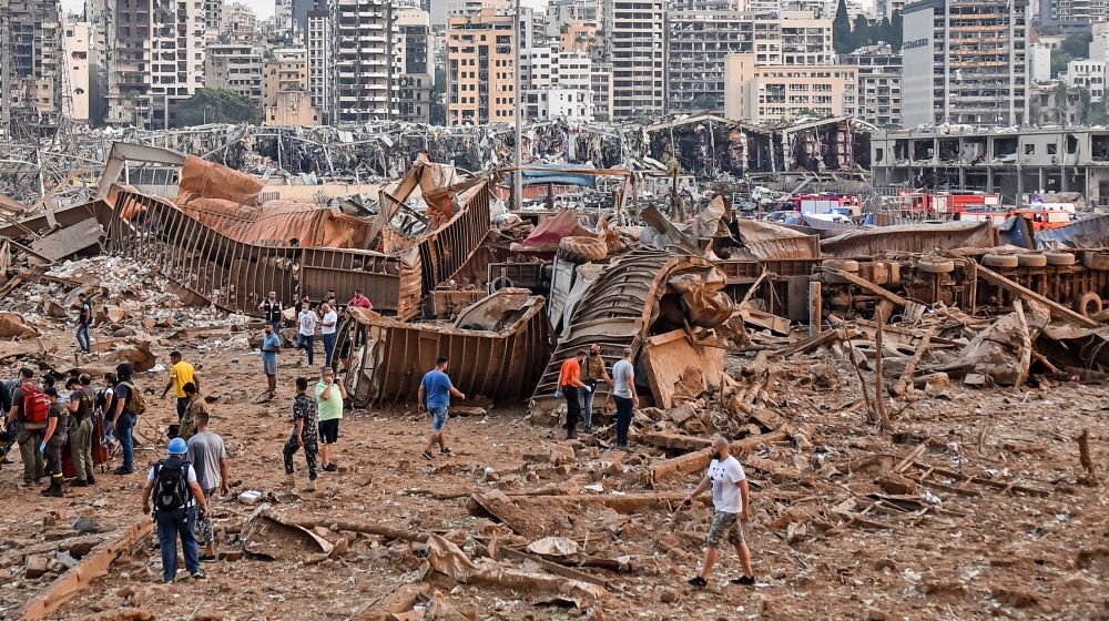 Dua ledakan besar mengguncang ibukota Lebanon, Beirut, melukai puluhan orang, mengguncang bangunan, dan mengirim asap besar mengepul ke langit [AFP]