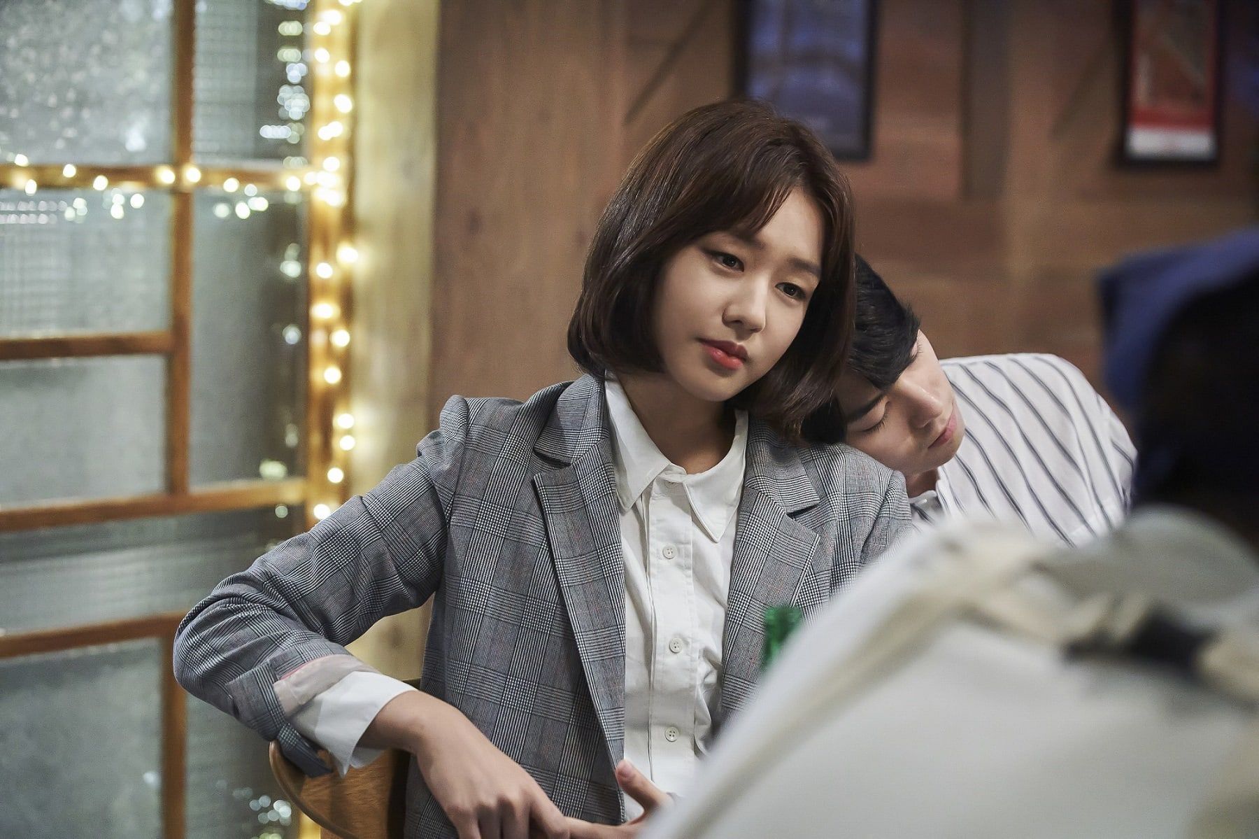 Ahn Eun Jin sebagai Kim Young Hee.*