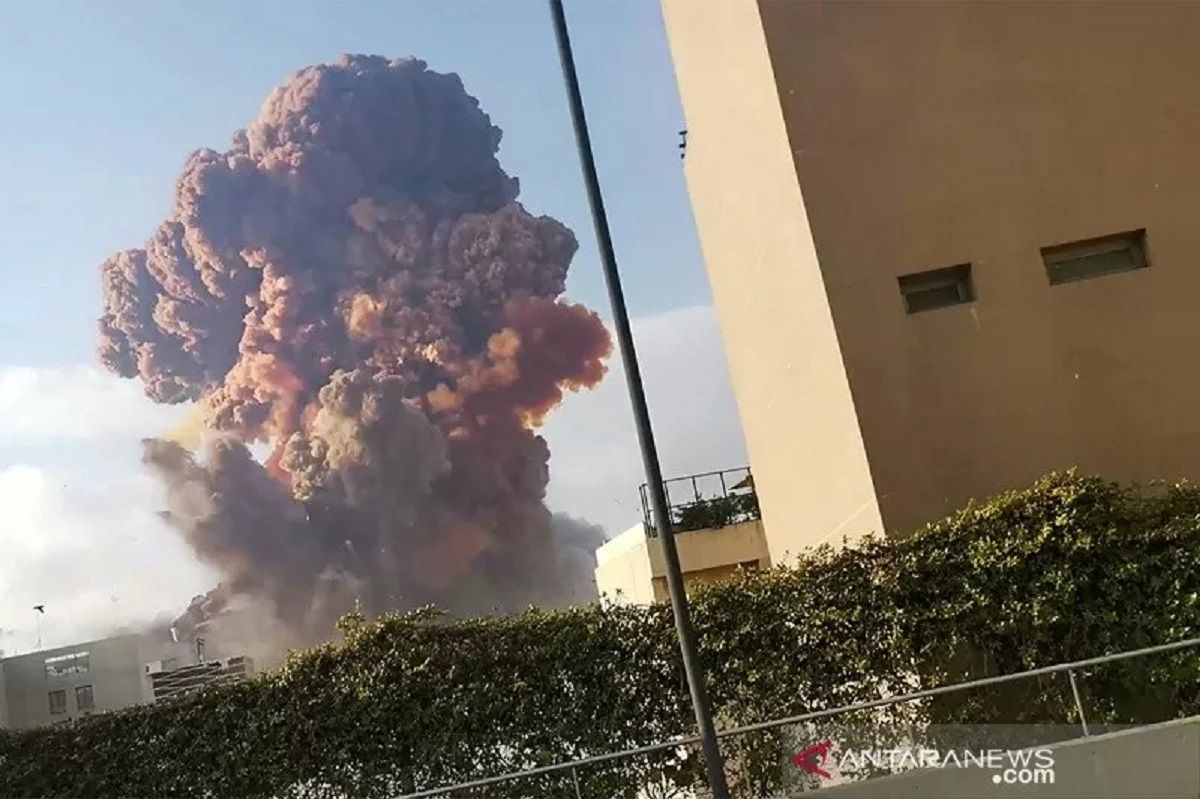 Asap membubung akibat ledakan besar dari gudang bahan peledak di Beirut, Lebanon, Selasa (5/8/2020). ANTARA FOTO/Karim Sokhn/Instagram/Ksokhn + Thebikekitchenbeirut/via REUTERS/pras.