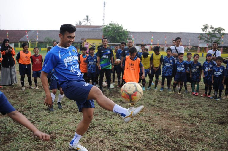   Pemain Persib Bandung, Abdul Aziz saat memberikan coaching clinic di Lapangan Pasigara, Dayeuhkolot, Kabupaten Bandung, Kamis 6 Agustus 2020.(Sutanto Nurhadi Permana)