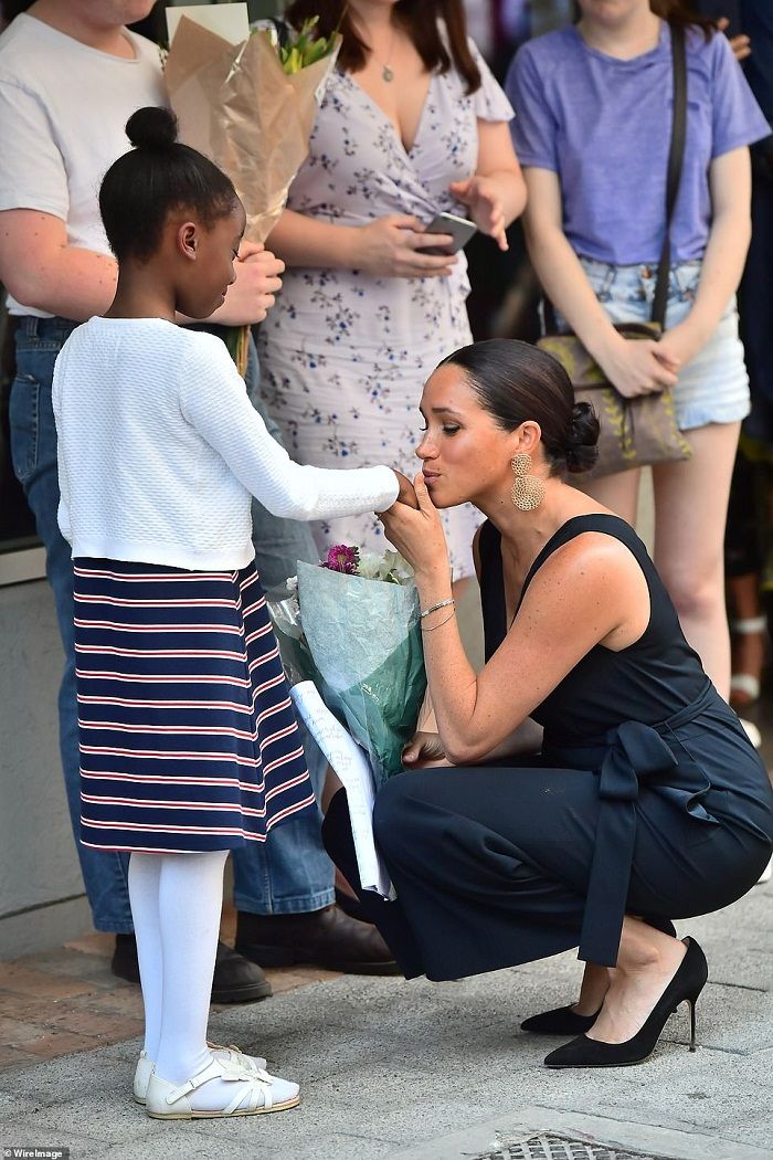 Meghan saat kunjungan ke Africa.