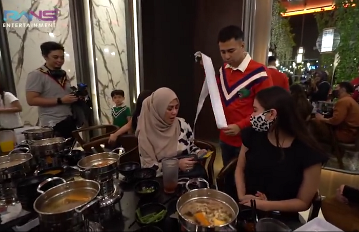 Raffi Ahmad memperlihatkan bill tagihan ke ibu dan adiknya. (YouTube/Rans Entertainment)
