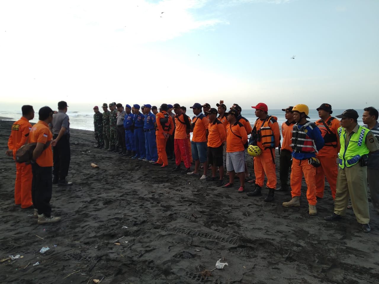 Petugas gabungan berkoordinasi mencaari korban yang tenggelam Pantai Goa Cemara, Jumat, 7 Agustus 2020 siang