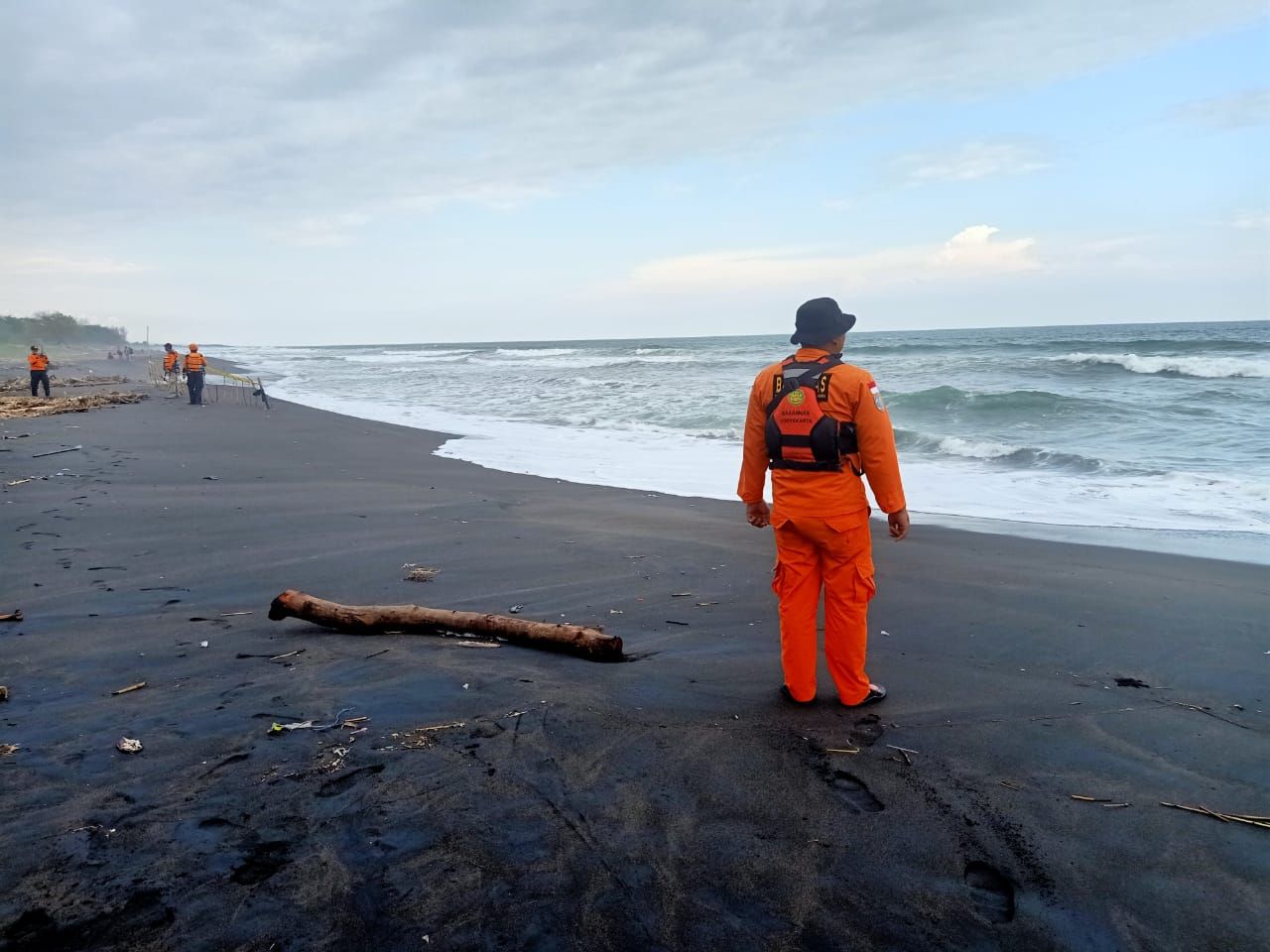 Salah seorang petugas memantau Pantai Goa Cemara untuk mencari korban yang tenggelam, Jumat, 7 Agustus 2020.