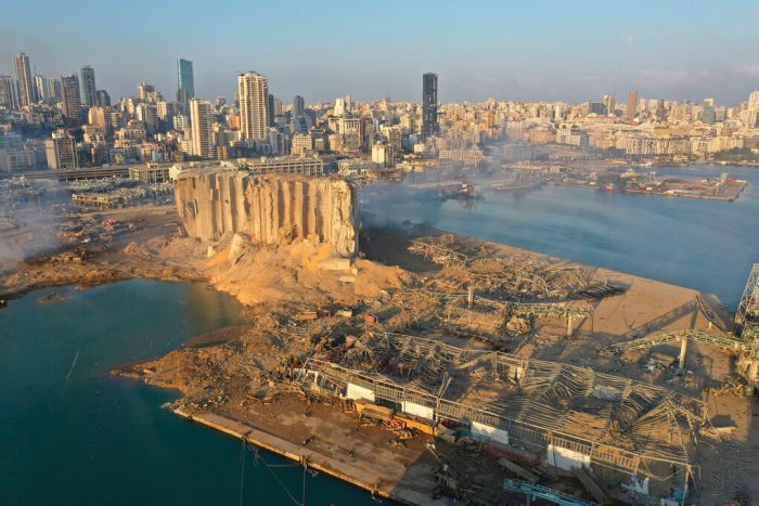 Ledakan meratakan sebagian besar pelabuhan kota, merusak bangunan di seluruh ibukota Beirut ini.(AP)