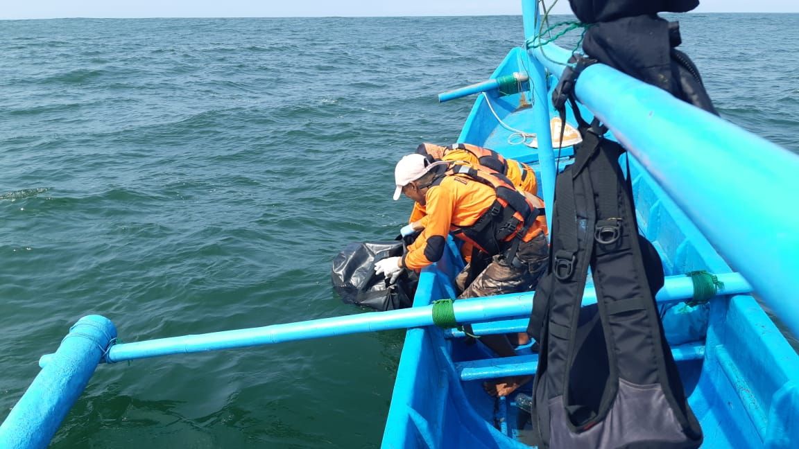 Evakuasi korban kecelakaan laut yang terseret arus ombak di Pantai Gua Cemara