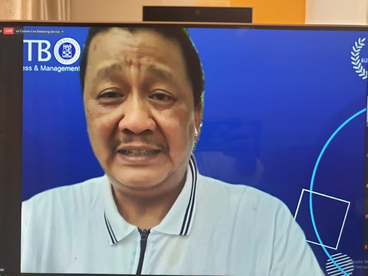 Direktur Utama Garuda Indonesia Irfan Setiaputra saat memberikan materi di Webinar SBM ITB.*