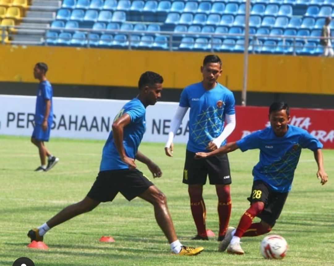 Para pemain Sriwijaya FC menjalani latihan.