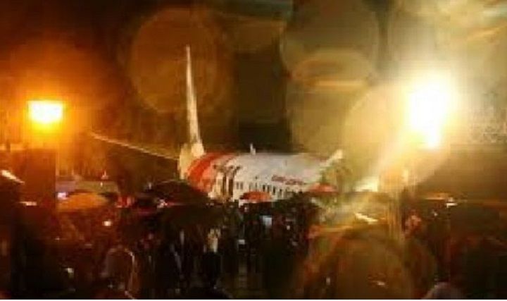 PESAWAT Air India Express terjatuh hingga terbelah menjadi 2 bagian.*