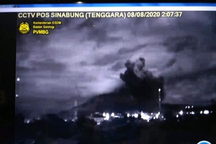 Erupsi Gunung Sinabung yang terekam kamera Pengamatan Gunungapi Sinabung Badan Geologi dan PVMBG Pos Pengamatan Gunungapi Sinabung, pada Sabtu, 8 Agustus 2020. (Antara/Ist)