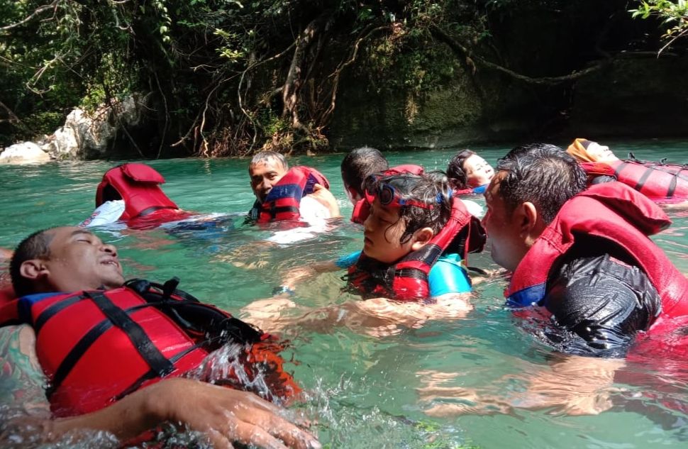 Wisatawan asal Bandung yang datang ke Obyek Wisata Citumang sangat senang menikmati situasi body rafting di air sungai yang begitu jernih,mereka sangat puas.