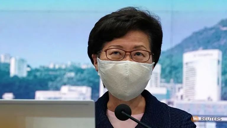 Kepala eksekutif Hong Kong Carrie Lam, mengenakan masker wajah setelah wabah COVID-19, menghadiri konferensi pers di Hong Kong, pada 31 Juli 2020. (Foto: Reuters / Lam Yik)