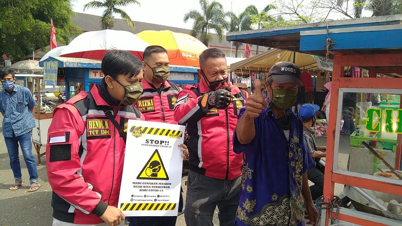 Tim Cepat Tanggap (TCT) Kota Bandung membagikan 5000 masker kepada warga di Gasibu pada Minggu 9 Agustus 2020.