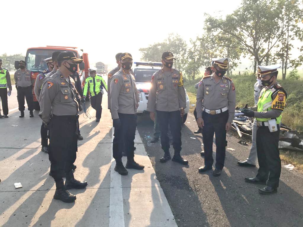 KAPOLDA Jawa Barat, Inspektur Jenderal Polisi Rudy Sufahriadi didampingi Kapolresta Cirebon Kombes M Syahduddi meninjau lokasi kecelakaan yang menewakan delapan orang di Tol Cipali, Senin 10 Agustus 2020.*/AGUNG NUGROHO/PR