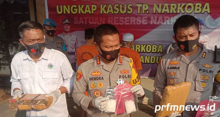 Kapolresta Bandung, Kombes Pol Hendra Kurniawan menunjukan barang bukti yang diamankan jajaran Satuan Reserse Narkoba Polresta Bandung dalam rilis kasus penangkapan kurir narkoba di Mapolresta Bandung, Soreang pada Senin 10 Agustus 2020.