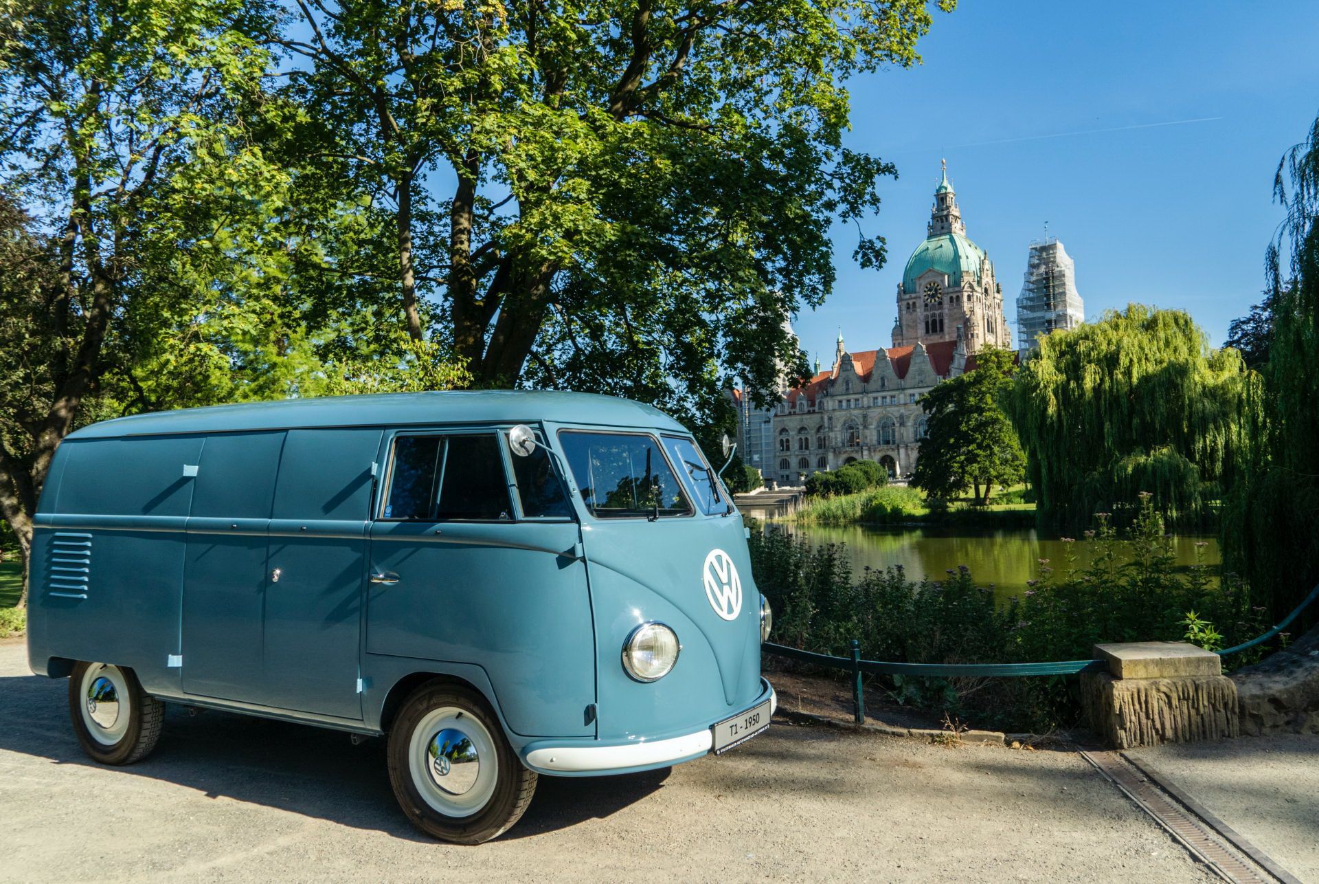  Volkswagen klasik tersebut tampil dengan performa istimewa, merujuk pada VW Bus Van Blue Panel dengan nomor sasis terendah 20-1880.*/CARSCOOPS