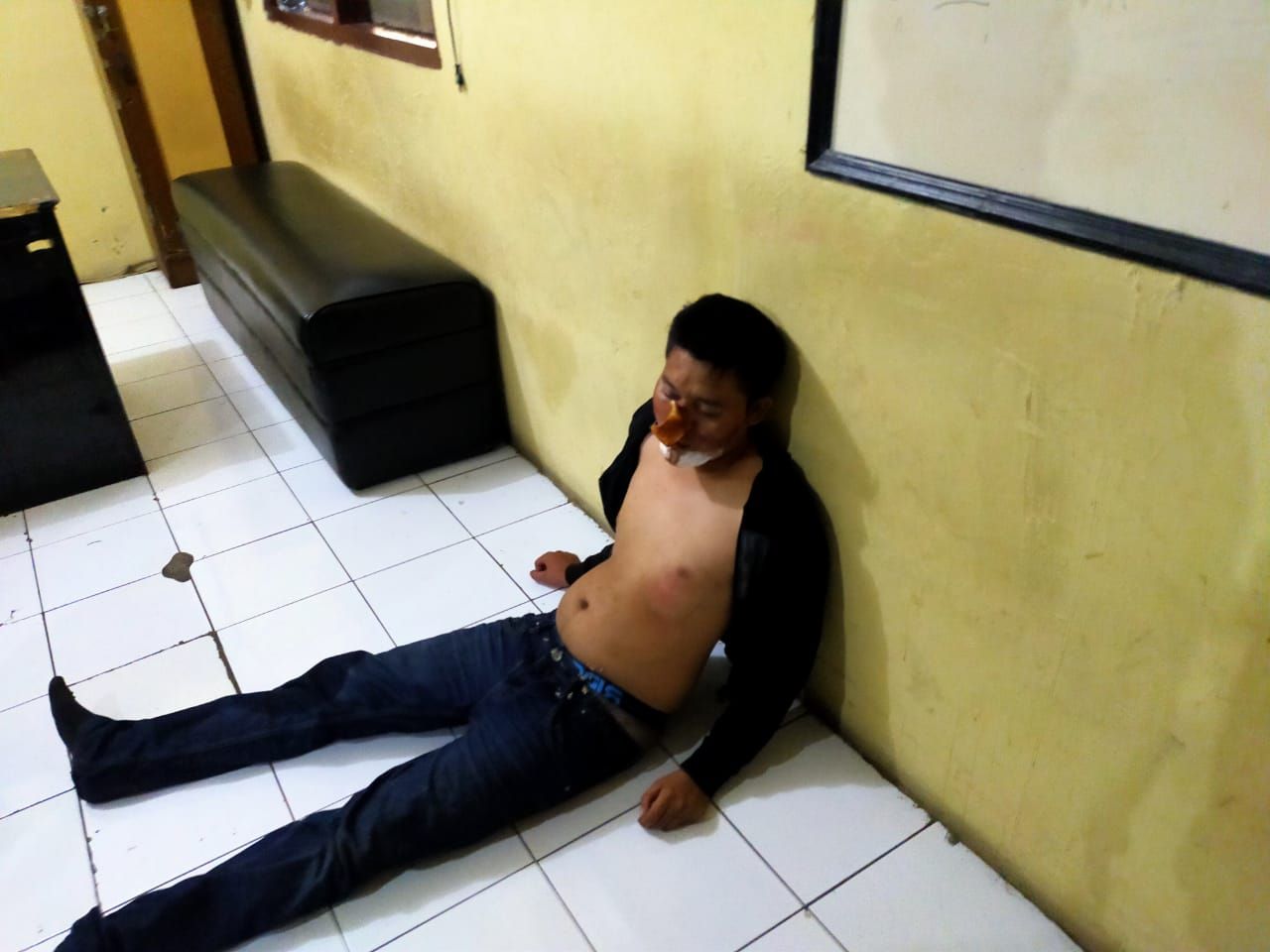 Pelaku ranmor babak belur saat diamankan di Mapolsek Bogor Tengah, Kota Bogor, Senin 10 Agustus 2020