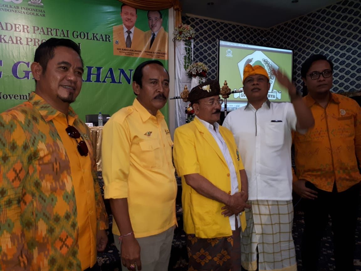 Wakil Bupati Karangasem, Wayan Artha Dipa (berkacamata) menggunakan jas Golkar saat menghadiri Seminar “Kawin Pade Gelahang” dalam rangka HUT ke-55 Partai Golkar, di Hotel Nirmala, Denpasar, Sabtu 23 November 2019 lalu.