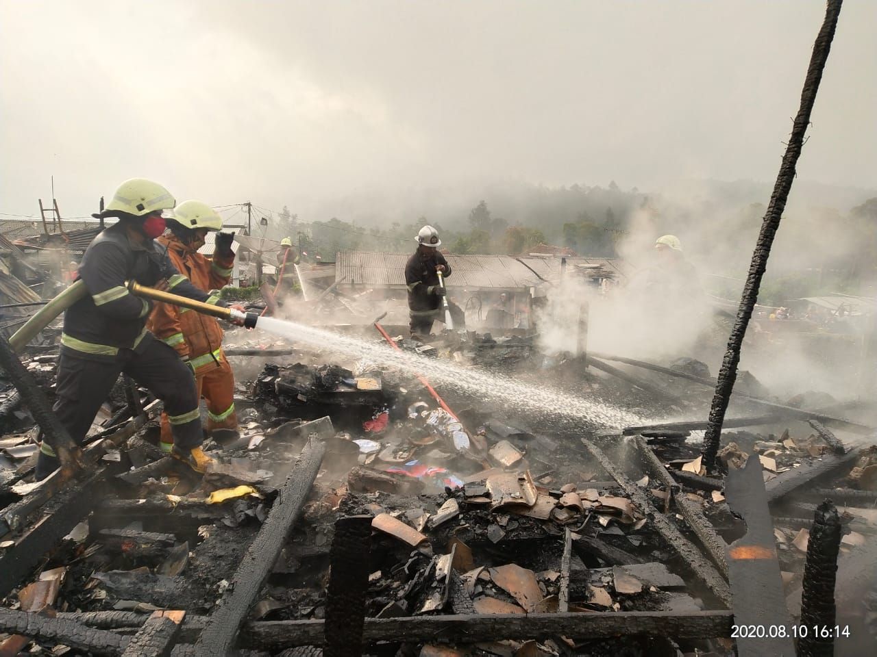 Sejumlah petugas pemadam kebakaran di Kampung Sindang Reret, Desa Patengan, Kecamatan Rancabali, Kabupaten Bandung usai dilanda kebakaran pada Senin 10 Agustustus 2020 sekira pukul 15.30 WIB.