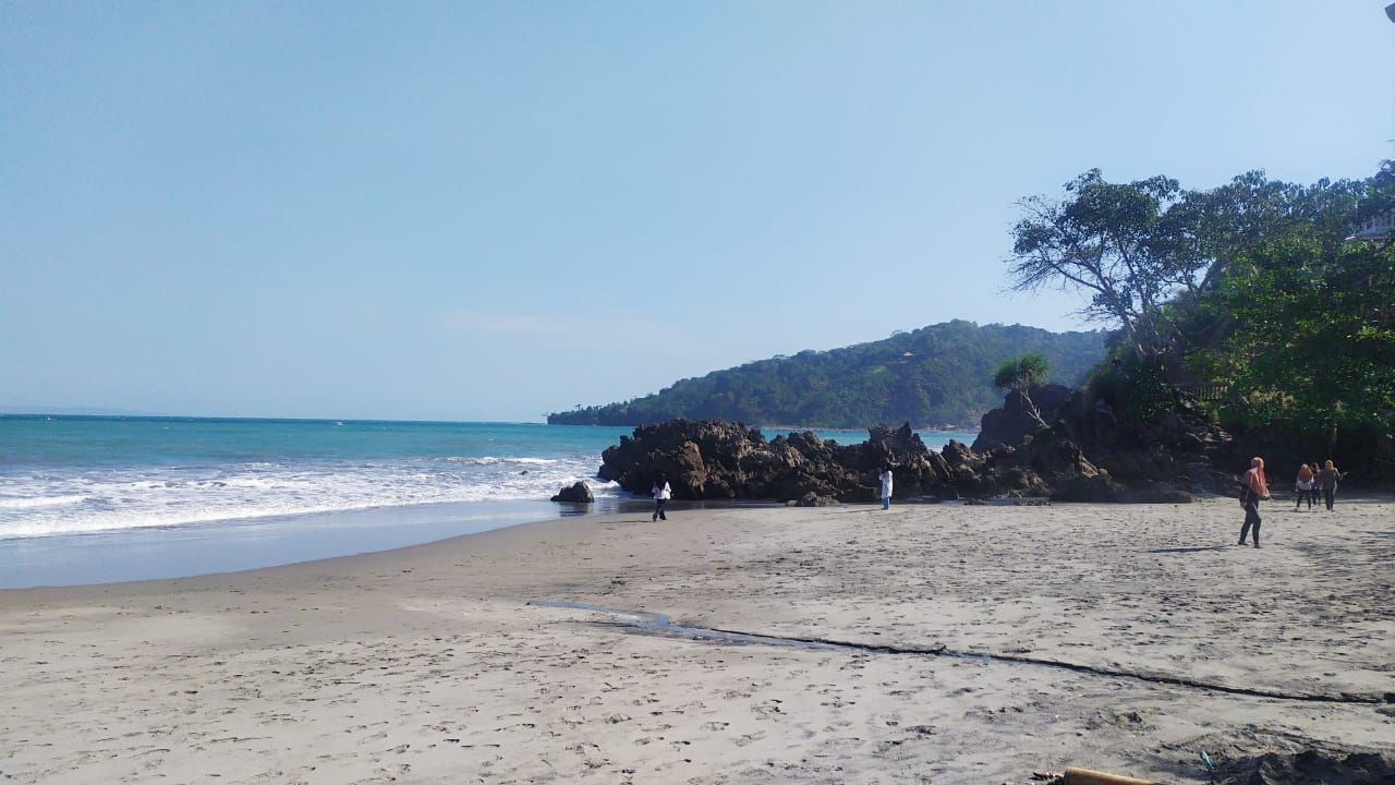 Pantai Karang Haji.*(Foto Arohman)