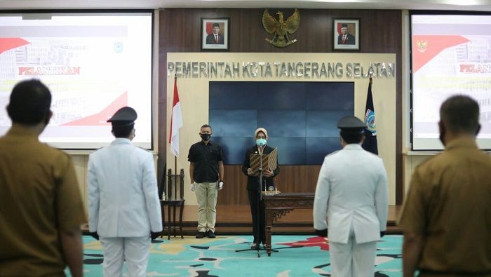 Walikota Tangsel Airin Racmi Diany melantik 41 Pejabat Pengawas, Administrator dan Kepala UPT Kesehatan.