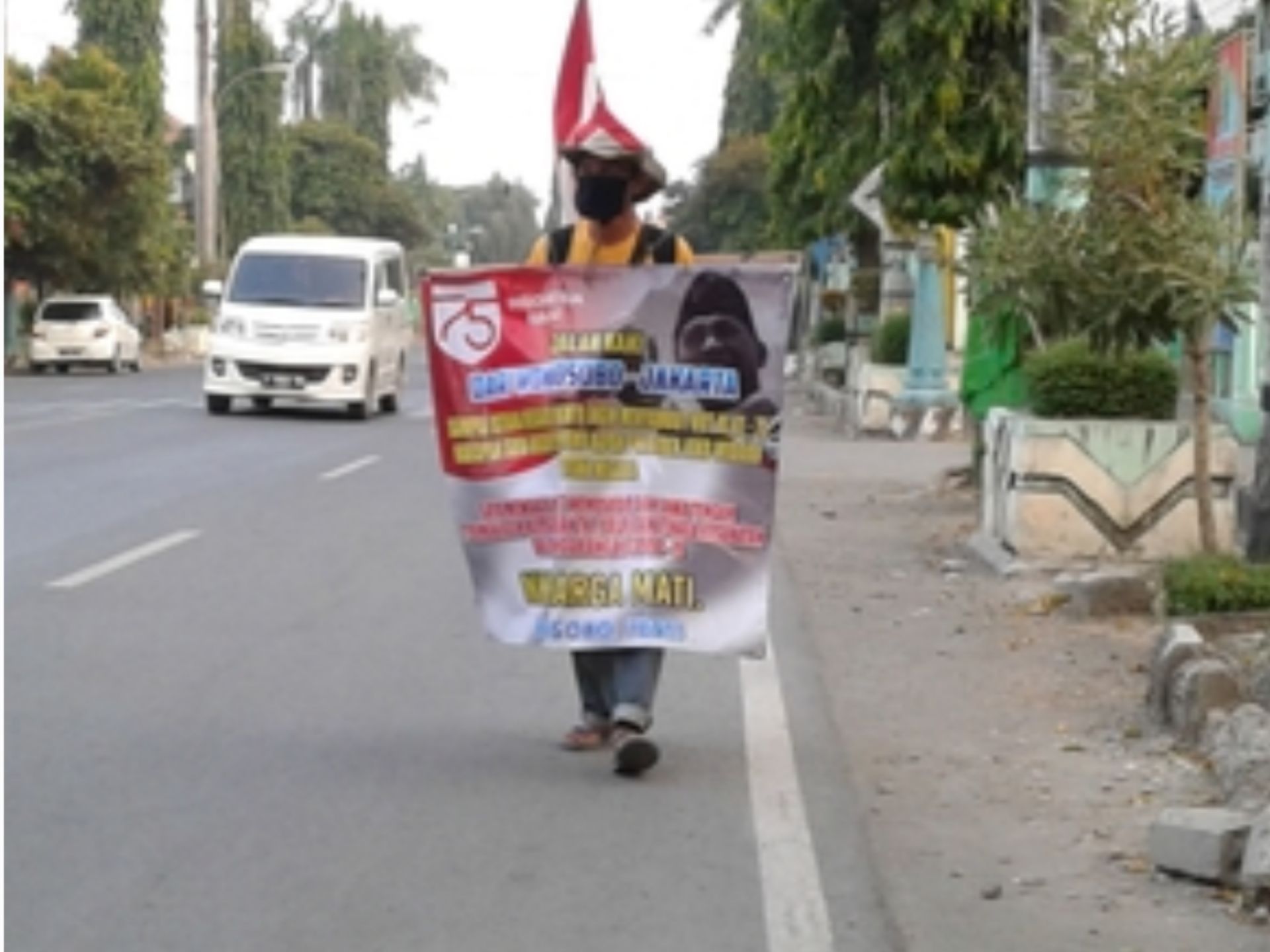 Mahmudi, peringati Kemedekaan RI, pria asal Wonosbo tersebut lakukan jalan kaki dari rumahnya menuju Jakarta ingin bertemu Jokowi