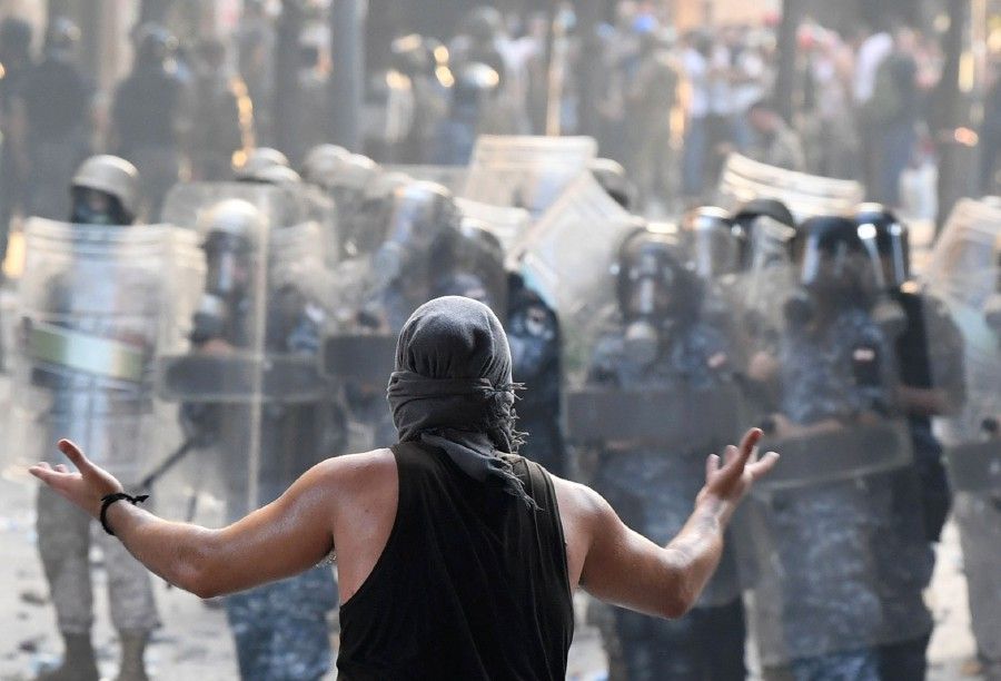 Demonstran berhadapan dengan pasukan pengamanan Lebanon pada 8 Agustus 2020. Unjuk rasa besar-besaran ini dipicu oleh kemarahan warga Lebanon yang memuncak pasca ledakan beirut 4 Agustus 2020 lalu. 