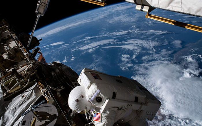Ilustrasi: Astronot NASA Jessica Meir sedang berjalan di luar angkasa di luar ISS, dengan bumi di latar belakang. (NASA)