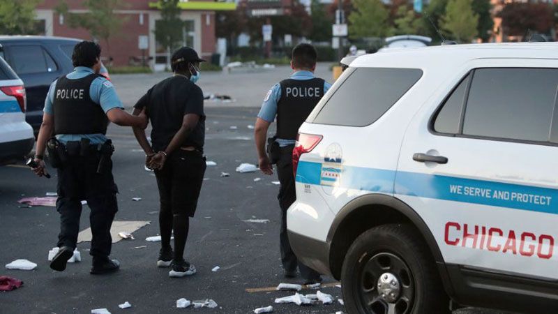 Ratusan orang ditangkap polisi Chicago.