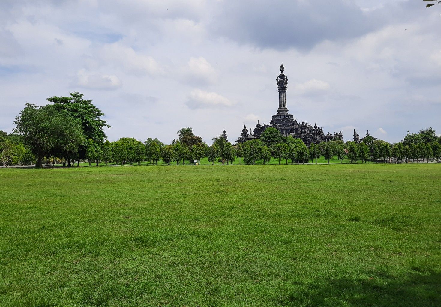 Luas : Tampak Monumen Bajra Shandi Dari Pinggir Jalan