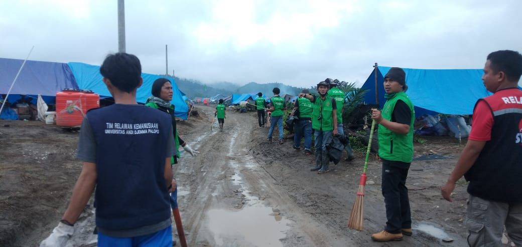 Pemberisihan relawan Forpa di daerah pos pengungsian korban banjir bandang. /Istimewa.