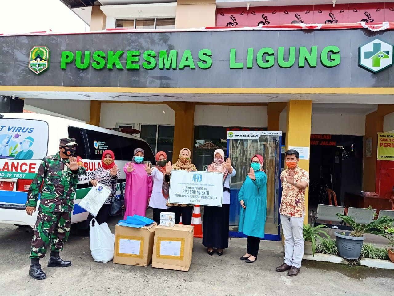 Tim APKB berkunjung sekaligus berdonasi ke Puskesmas Ligung, Majalengka diterima oleh dr Suci, dr Susan, Ibu Ijah dan Bidan Wiwi.*/Dok. APKB